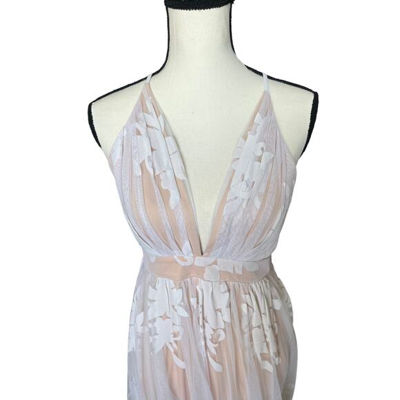 LUXXEL White Lace Sleeveless V Neck Side Slit Maxi Dress Size Medium - Picture 6 of 11